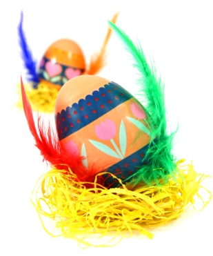 Easter eggs decorated with feathers (illustration: laurent Renault © istockphoto)